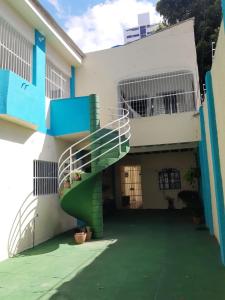 累西腓Espaço do Bem Recife的大楼一侧的绿色螺旋楼梯