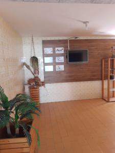 累西腓Espaço do Bem Recife的客厅设有壁挂式平面电视。