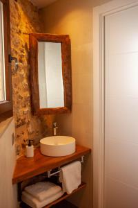EstormCasa Sanui. Apartaments turístics rurals的一间带水槽和镜子的浴室