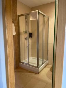 布鲁奇Hotel Bruc的浴室里设有玻璃门淋浴