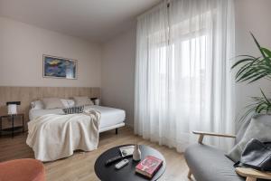 马德里Líbere Madrid Palacio Real的一间卧室配有一张床、一张沙发和一张桌子