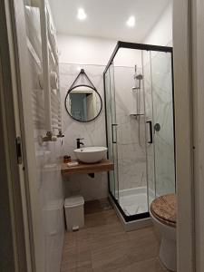 罗马AD Trastevere Guest House的一间带玻璃淋浴和水槽的浴室