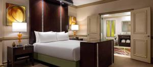 拉斯维加斯迷拉吉酒店的一间卧室,卧室内配有一张大床