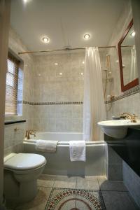 凯尼尔沃思凯尼尔沃思孔雀联排别墅酒店 - 华威的带浴缸、卫生间和盥洗盆的浴室