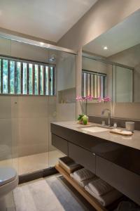 彼得罗波利斯Casa Marambaia Hotel的一间带水槽和淋浴的浴室
