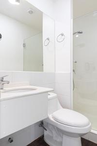 维纳德马Hotel Ossido Nero的白色的浴室设有卫生间和水槽。