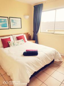 谢普斯敦港Kapenta Bay Unit 31 Holiday Resort-Port Shepstone的卧室配有一张大白色床和窗户