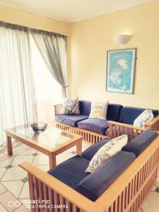 谢普斯敦港Kapenta Bay Unit 31 Holiday Resort-Port Shepstone的客厅配有沙发和桌子