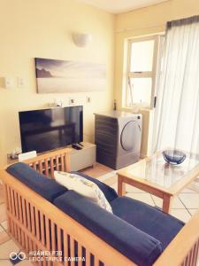 谢普斯敦港Kapenta Bay Unit 31 Holiday Resort-Port Shepstone的带沙发和平面电视的客厅