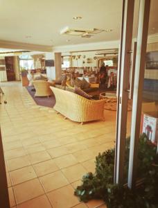 谢普斯敦港Kapenta Bay Unit 31 Holiday Resort-Port Shepstone的一间商店里一个带沙发和椅子的大堂
