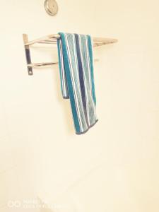 谢普斯敦港Kapenta Bay Unit 31 Holiday Resort-Port Shepstone的浴室毛巾架上的毛巾