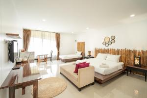 攀瓦海滩The Loft Panwa Resort的一间卧室设有一张床和一间客厅。