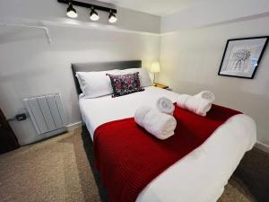 赫里福德Apartment 5 Sullivan House的一间卧室配有一张大床和毛巾