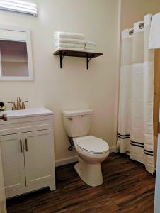 DunlapThe Honey Bee Motel的浴室配有白色卫生间和盥洗盆。