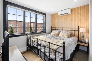 布鲁克林Brooklyn love loft - Private hidden gem in Brooklyn的一间卧室设有一张床和一个窗口