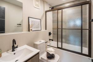 布鲁克林Brooklyn Bay Unique Stay Private LUXURY LOFT的浴室配有卫生间、盥洗盆和淋浴。