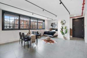 布鲁克林Brooklyn Bay Full spacious Unique trendy loft的客厅配有桌椅和沙发