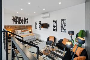 布鲁克林Brooklyn Bay Full spacious Unique trendy loft的阁楼卧室配有1张床和1张沙发