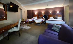 戈尔韦戈尔韦皇家酒店的酒店客房,设有两张床和一张沙发