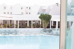 科斯塔特吉塞Radisson Blu Resort, Lanzarote Adults Only的享有酒店大堂的景致,配有桌椅