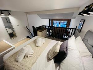 赫里福德Apartment 6 Sullivan House的卧室配有一张带两个枕头的大白色床