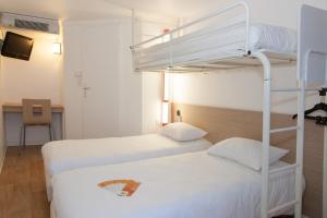 圣茹昂代盖雷特普瑞米尔圣马洛圣胡安杰雷经典酒店的带两张双层床的客房中的两张床