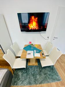 巴德伊舍Einzimmer-Apartment 25 m2 Gartenzinken im Zentrum von Bad Ischl的客厅配有桌子和壁炉