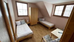 Moldava弗洛里安旅馆的小房间设有两张床和一张桌子