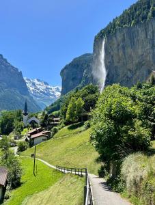 劳特布龙嫩Breathtaking Waterfall Apartment nr 3的山上瀑布与路