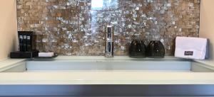 奈梅亨斯特拉曼精品酒店的浴室水槽和柜台上的两个黑色瓶子