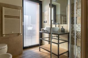 奥斯塔Hotel Mon Émile的一间带水槽和淋浴的浴室