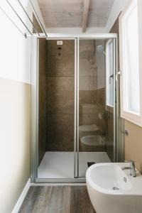 波坦察皮切纳港Natural Village Resort的一间带玻璃淋浴和水槽的浴室