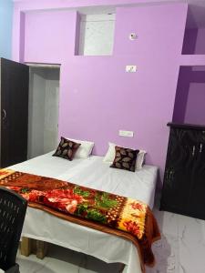 巴特那Riru girlstay的一间卧室设有一张紫色墙壁的大床