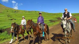 MokhotlongLibibing chalets的三人骑在土路上