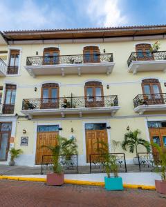 巴拿马城Oasis Hotel的一座带木门和窗户的建筑