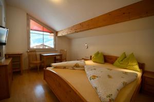 雷西亚Residence Dilitz的一间卧室配有一张床、一张桌子和一个窗户。