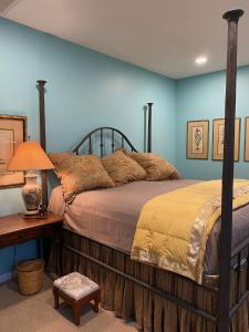 艾肯The Birdnest Inn的一间卧室配有一张床和一张带台灯的桌子