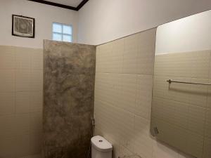 琅勃拉邦Jasmine Place House的一间带卫生间和玻璃淋浴间的浴室