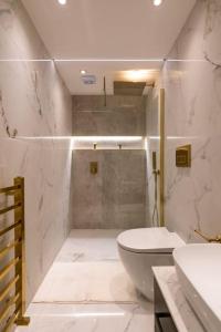 格拉斯哥The Wilton Suite - Your Private 5* Escape!的白色的浴室设有卫生间和淋浴。