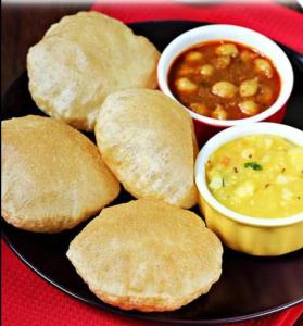 巴特那Riru girlstay的一小盘带饼干和一碗汤的食物