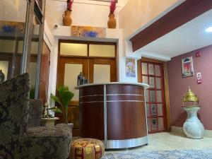 巴拿马城Oasis Hotel的中间设有大木桶的客厅
