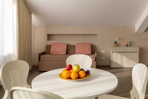 基亚拉蒙泰-古尔菲Aparthotel Grel Suite 208的一间房间,桌子上放着一碗水果