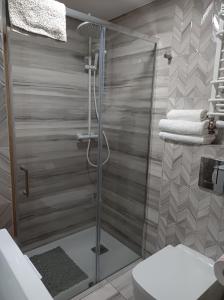 斯克拉斯卡波伦巴Kurzacka Chata的带淋浴、卫生间和毛巾的浴室