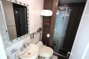 萨利纳斯Mejor que un Hotel的浴室配有卫生间、盥洗盆和淋浴。