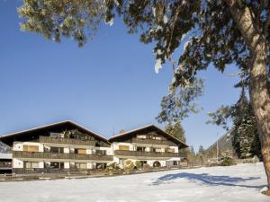法尔先特Almzeit的雪中山间酒店