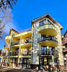 波亚纳布拉索夫Vila Condor的公寓大楼设有阳台,享有蓝色的天空