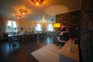 HiiessaareRoograhu guesthouse&resto的用餐室配有桌椅和圣诞树