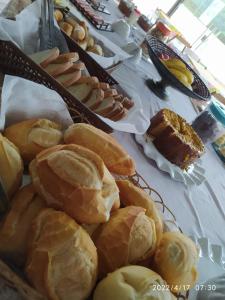 瓜鲁雅伯南布哥太阳酒店的桌上的一盘面包和糕点