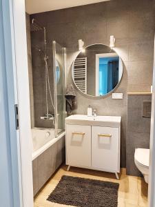 谢德尔采Apartament Kilińskiego的浴室设有白色水槽和镜子
