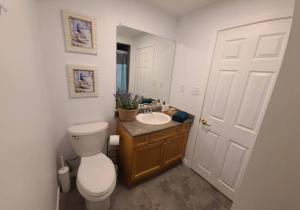 巴里Cozy 2-bedroom lower unit!的浴室配有白色卫生间和盥洗盆。
